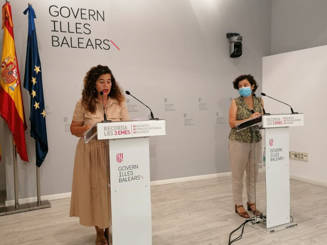 Las conselleras Costa y Santiago, durante la rueda de prensa. CAIB.