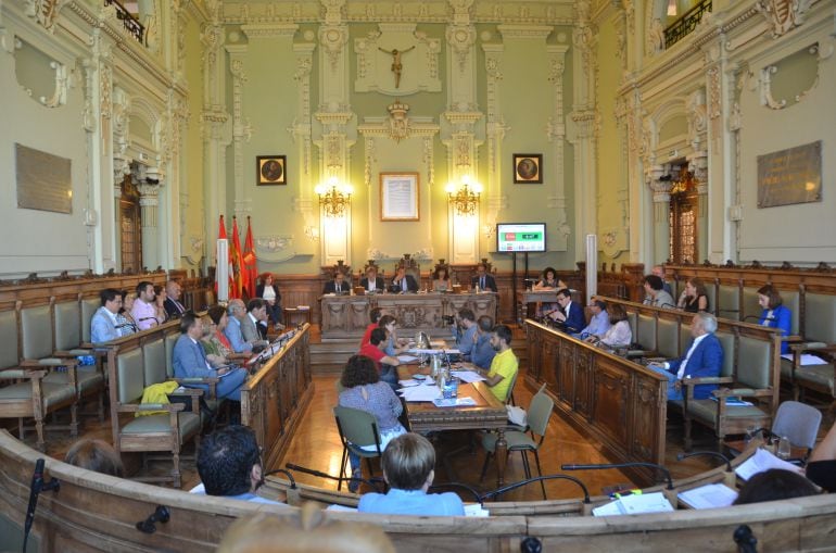 Salón de Plenos del Ayuntamiento de Valladolid, hoy,  con el crucifijo al fondo