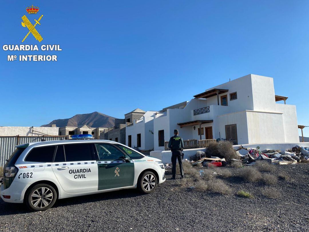 La Guardia Civil frente a la vivienda de Playa Blanca en la que se celebraba la fiesta.