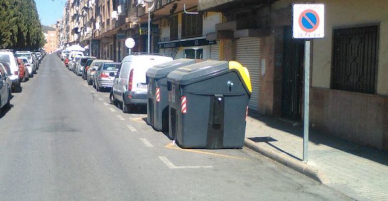 Unos contenedores ocupando una zona de carga y descarga.