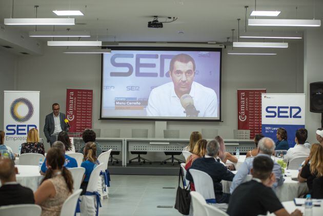 El director de SER Lanzarote, Rafael Ángel Morales, dando la bienvenida a los participantes.