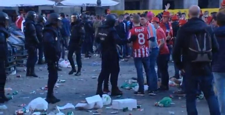 La policía trata de controlar a varios hinchas del PSV Eindhoven en la Plaza Mayor de Madrid, este martes.