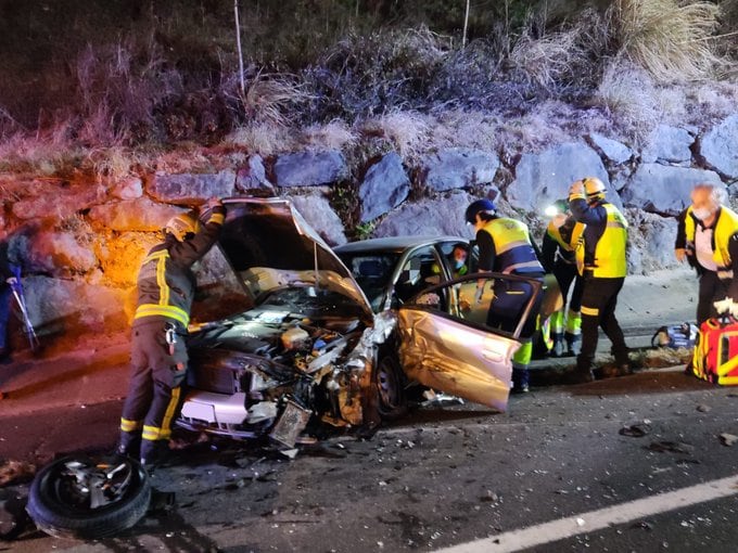 Los bomberos intervienen en uno de los vehículos accidentados