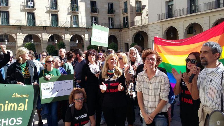 Concentracion apoyo a Marisol Moreno en la plaza del Ayuntamiento de Alicante