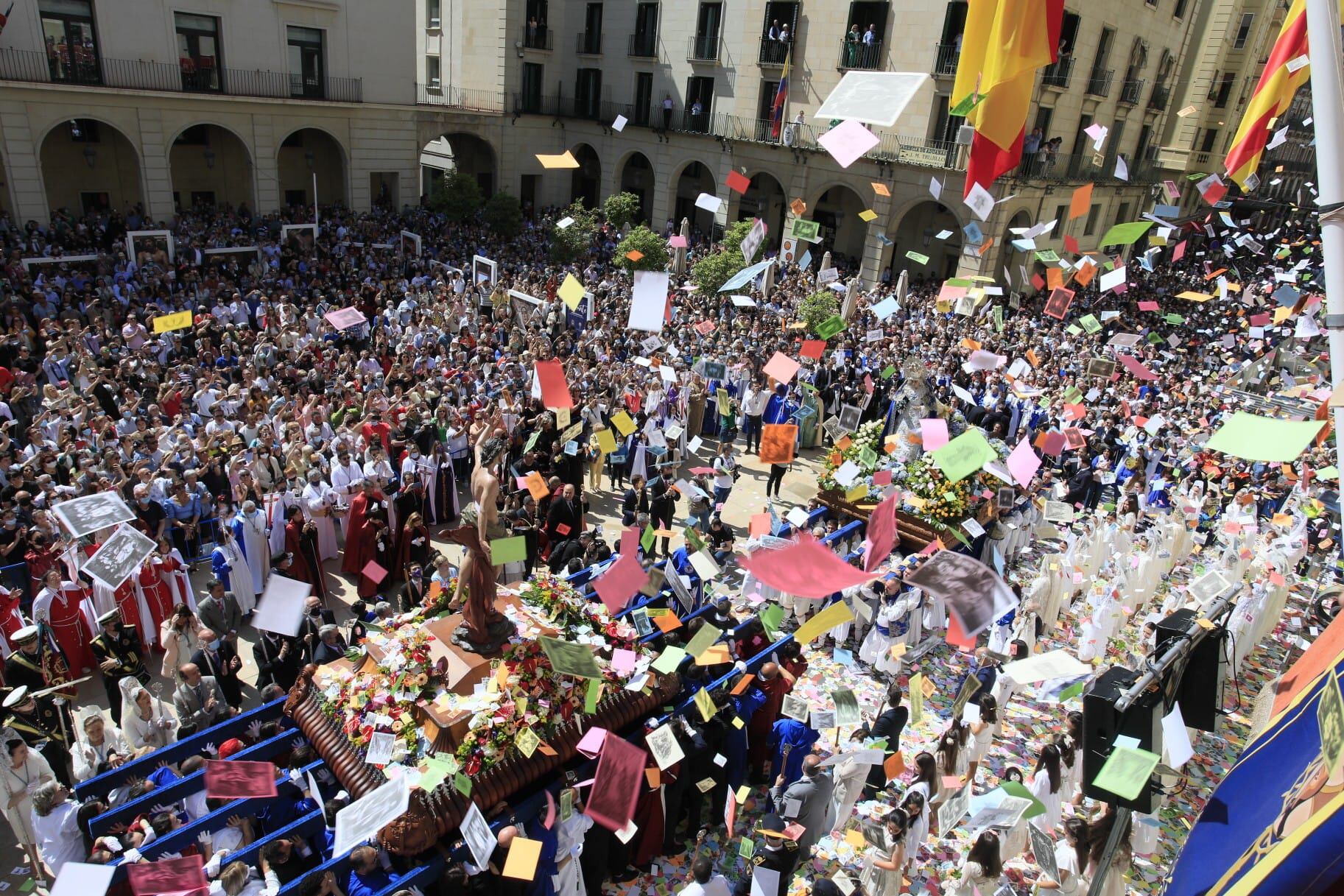 Lluvia de aleluyas en la procesión de El Encuentro desde el balcón del Ayuntamiento de Alicante