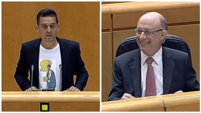 El senador de Compromís, Carles Mulet, aparece en su primer debate con el ministro con una camiseta del personaje de Los Simpson