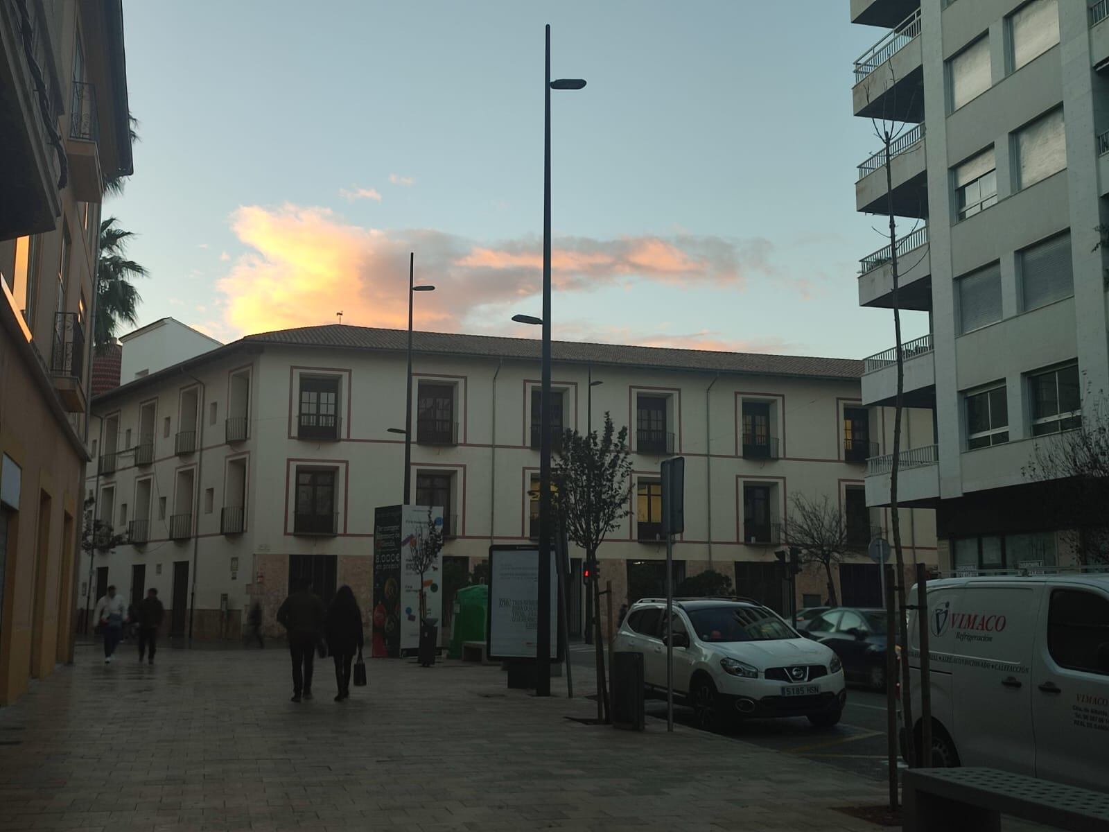 Atardecer en Gandia con las Escuelas Pías y nubes bajas.