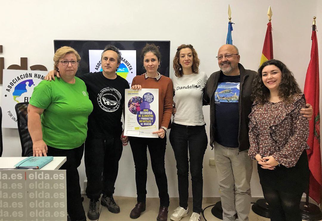 Representantes de las asociaciones promotoras de la campaña de recogida de alimentos junto con la concejala de Solidaridad de Elda