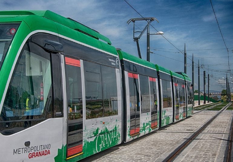 Metro de Granada circulando en pruebas.