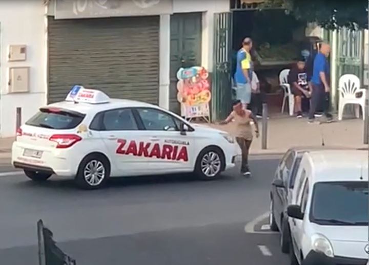 Una mujer golpea un vehículo de una autoescuela porque no le daban &quot;dos euros&quot;.