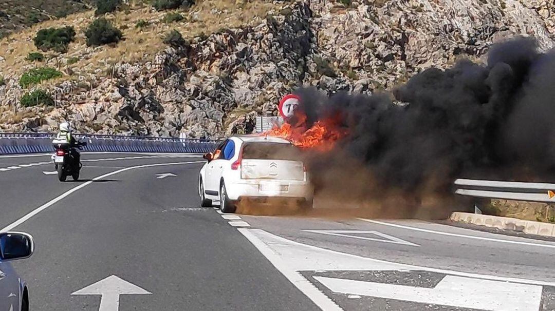 Coche en llamas en la N-337. 