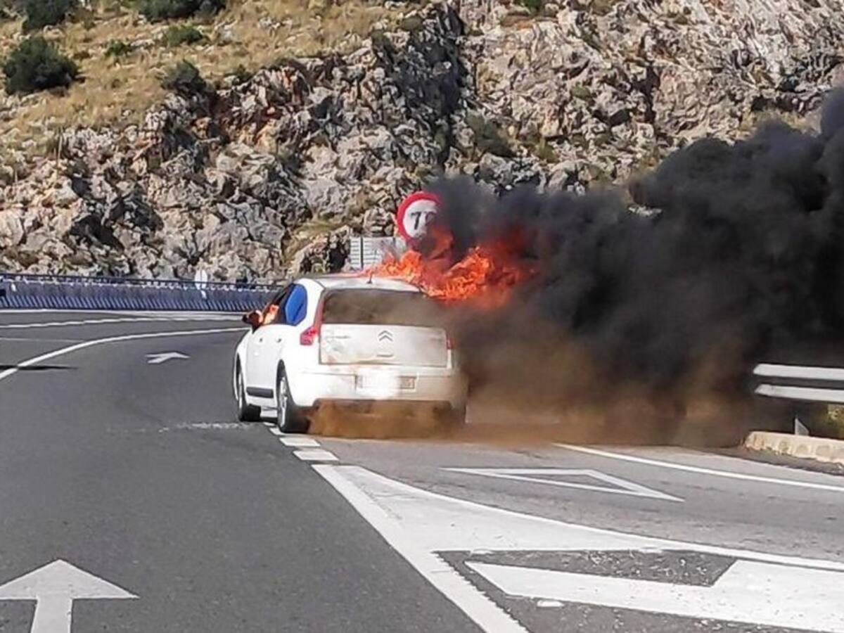 Un coche en llamas en la carretera de acceso a Gandia