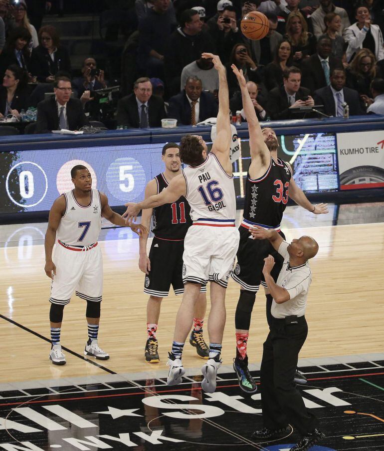 AGX03. Brooklyn (United States), 15/02/2015.- East Team&#039;s Pau Gasol of Spain, of the Chicago Bulls (3-L), and West Team&#039;s Marc Gasol of Spain, of the Memphis Grizzlies (4-L), jump ball at the start of the NBA All Star game at Madison Square Garden in New 