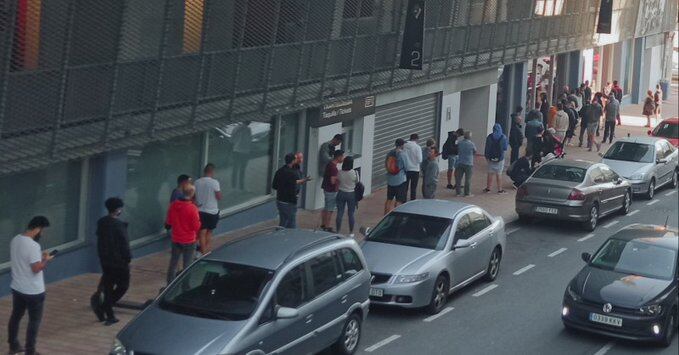 Cerca de 100 personas han hecho cola a las puertas de Ipurua para adquirir entradas para el partido