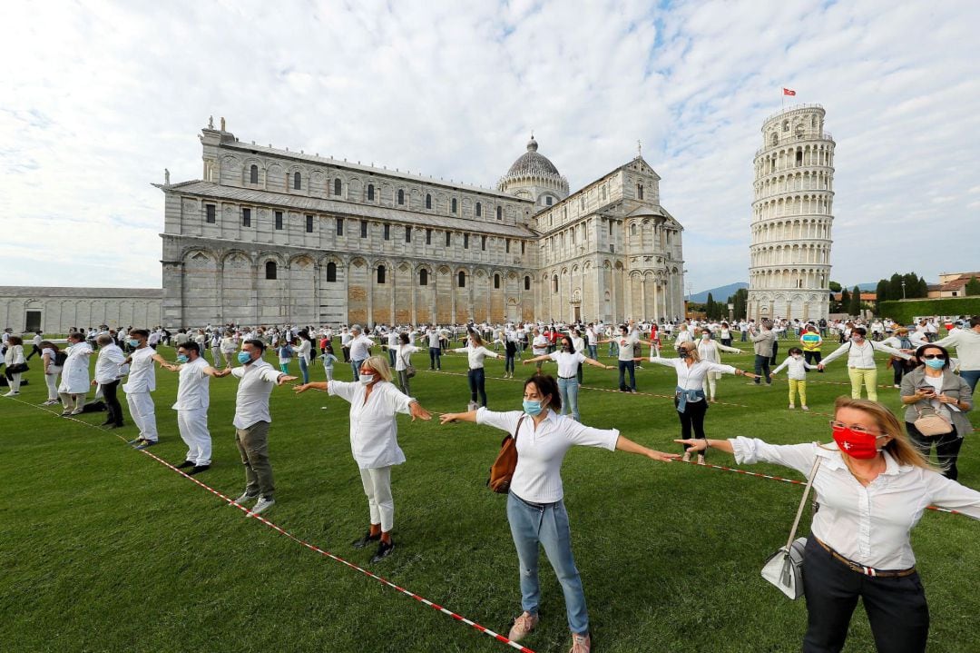 La gente se reúne para un flash mob en la plaza del Milagro para celebrar la reapertura de la Torre de Pisa