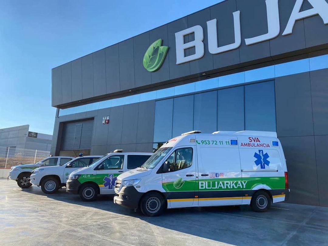 Vehículos médicos especializados que la empresa cazorleña Bujarkay trasladará a Madrid