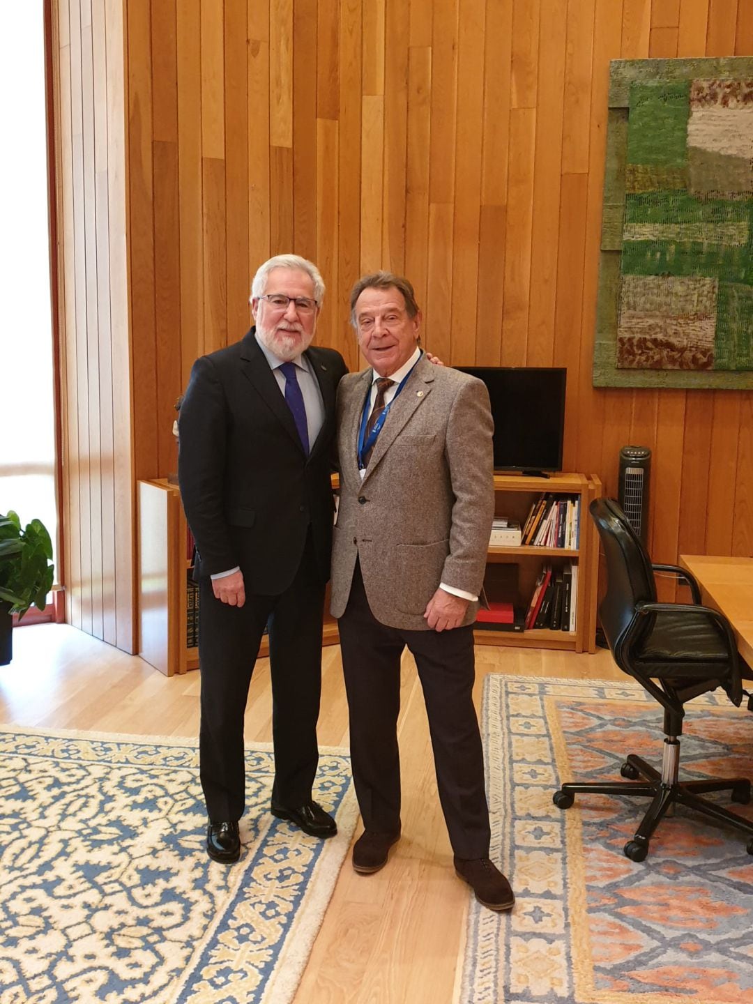 Carlos Mantilla en una foto con Miguel Santalices, presidente del Parlamento de Galicia