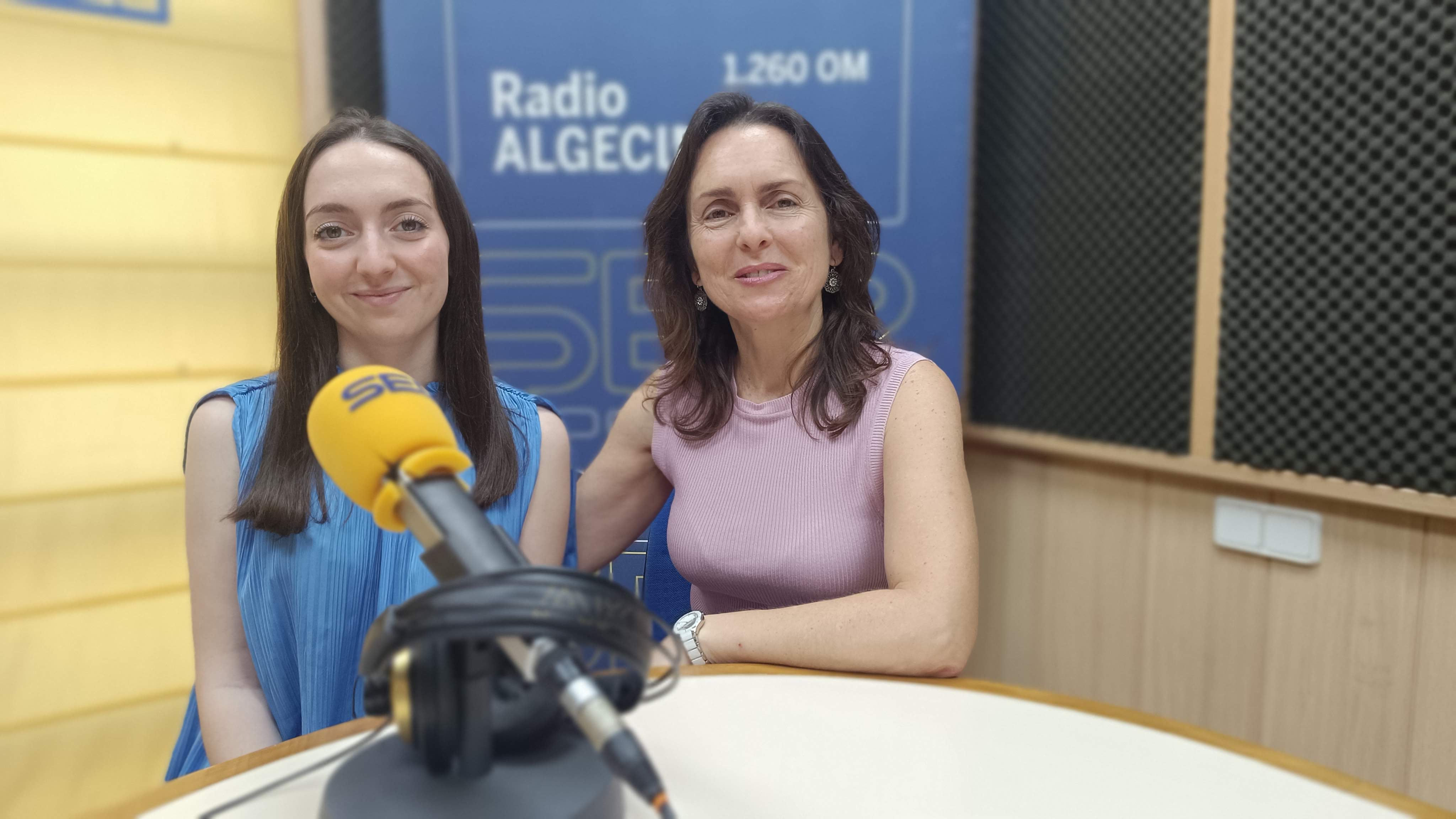 Alicia y su madre durante la entrevista en Hoy por Hoy Campo de Gibraltar