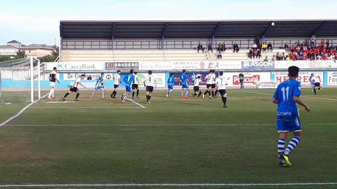 Imagen de un lance del encuentro de la Arandina frente al Zamora del pasado fin de semana en El Montecillo.