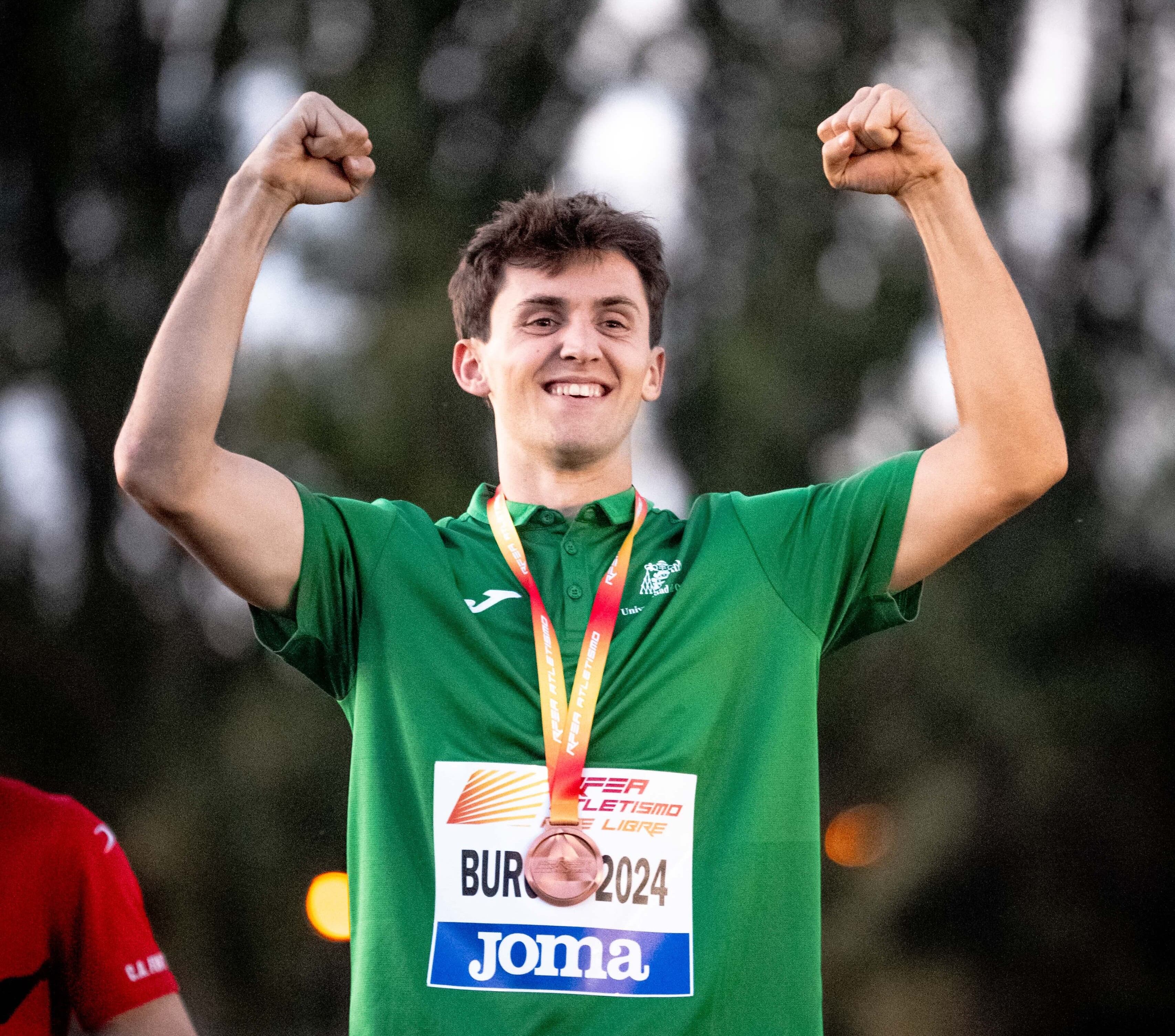 Nico Vila llueix amb orgull la medalla aconseguida al Campionat d'Espanya sub23