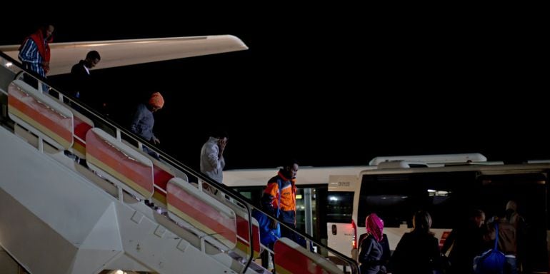 Fotografía facilitada por Presidencia del Gobierno del grupo de solicitantes de asilo compuesto por cuatro mujeres y ocho hombres, once de ellos eritreos y uno sirio, que ha llegado desde Italia al aeropuerto Adolfo Suárez Madrid Barajas.