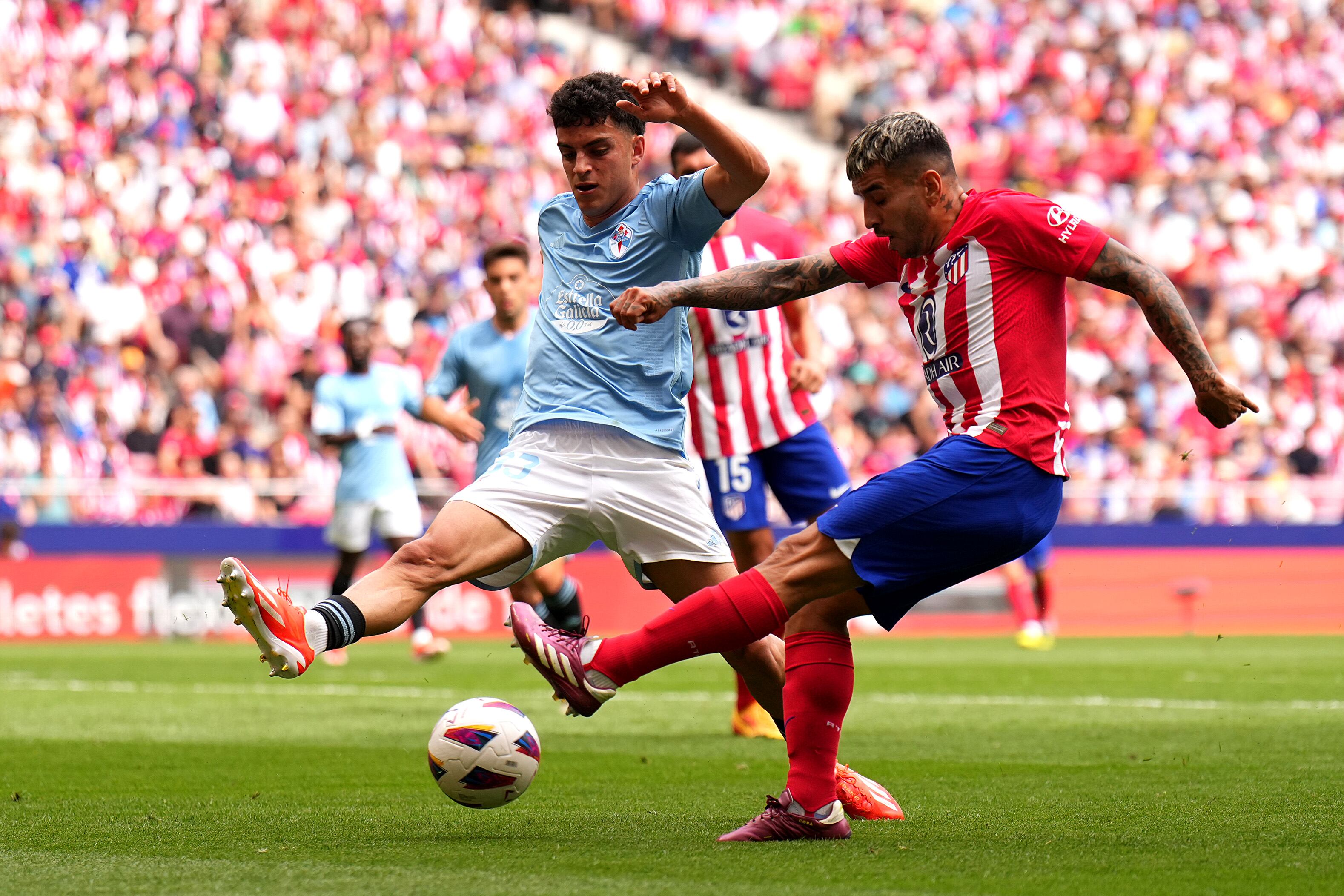 MADRID, SPAIN - MAY 12: Angel Correa of Atletico Madrid shoots whilst under pressure from Hugo Alvarez of Celta Vigo during the LaLiga EA Sports match between Atletico Madrid and Celta Vigo at Civitas Metropolitano Stadium on May 12, 2024 in Madrid, Spain. (Photo by Angel Martinez/Getty Images)