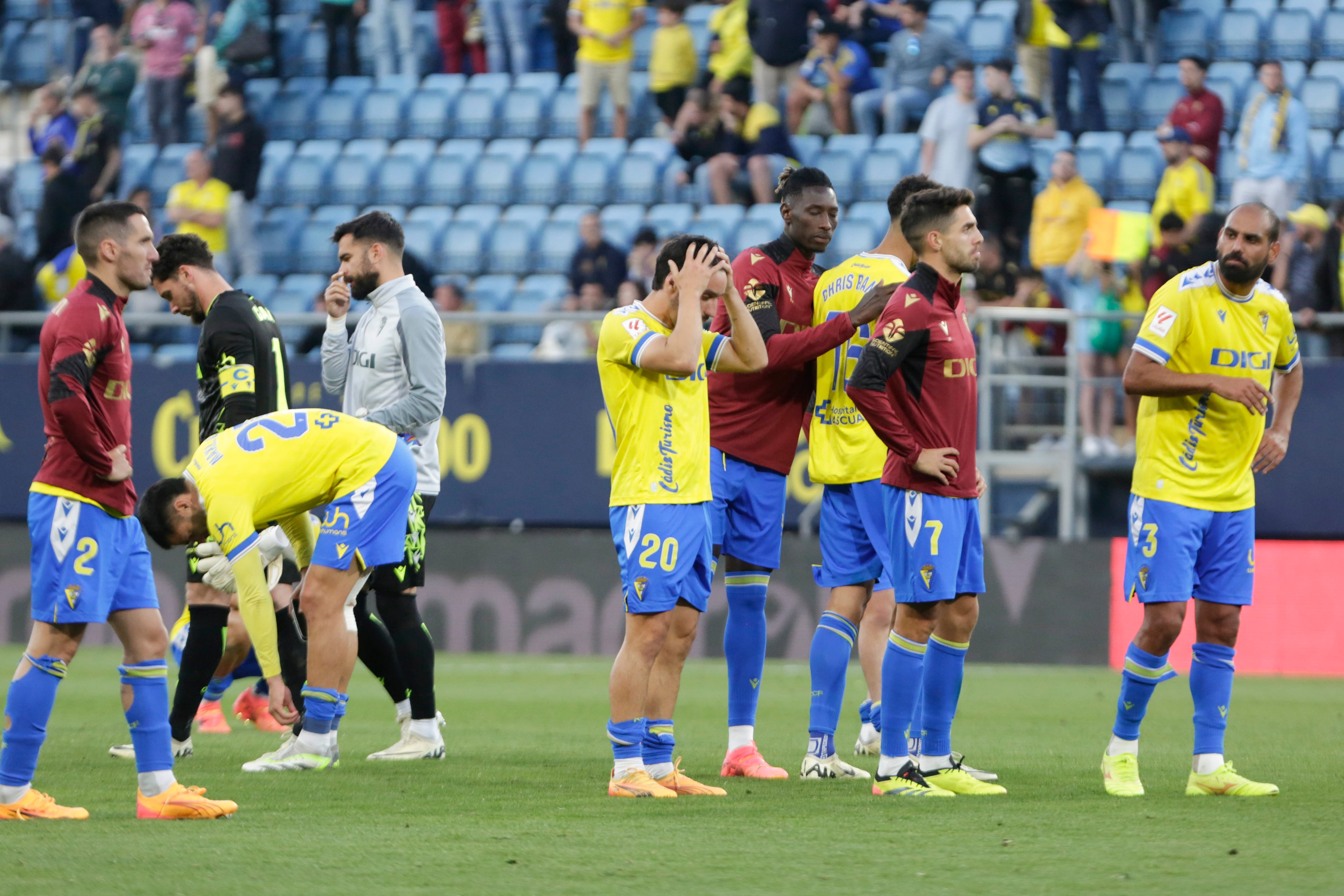 CÁDIZ, 19/05/2024.- Los jugadores del Cádiz, al término del partido de Liga en Primera División que Cádiz CF y UD Las Palmas han disputado este domingo en el estadio Nuevo Mirandilla. EFE/Román Ríos
