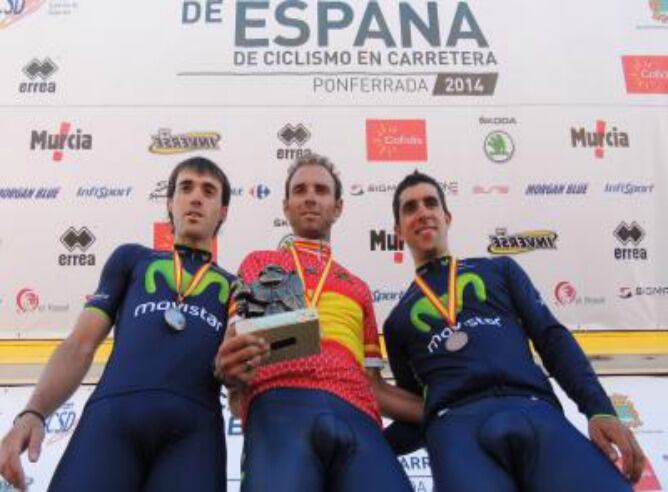 Ion Izagirre, a la derecha de Valverde en el podium de Ponferrada