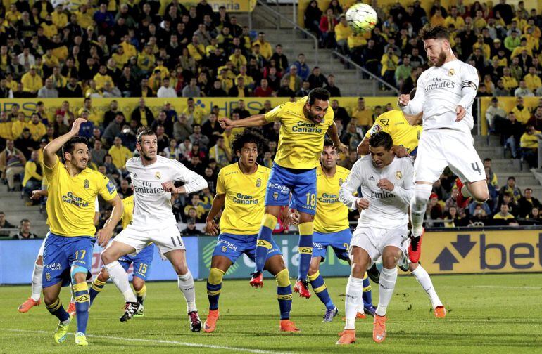 Sergio Ramos marca de cabeza ante la UD Las Palmas en el encuentro de la jornada 29 de la Liga BBVA.