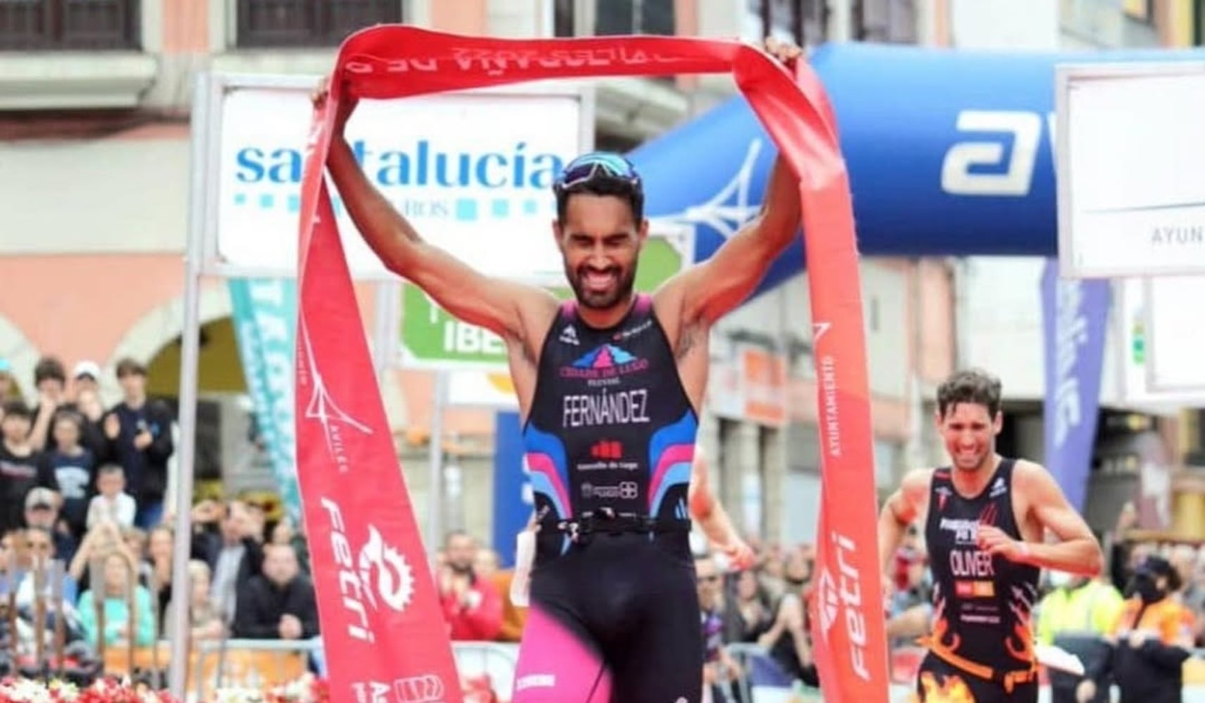 Celestino Fernández celebra su victoria en el Campeonato de España de duatlón en 2022