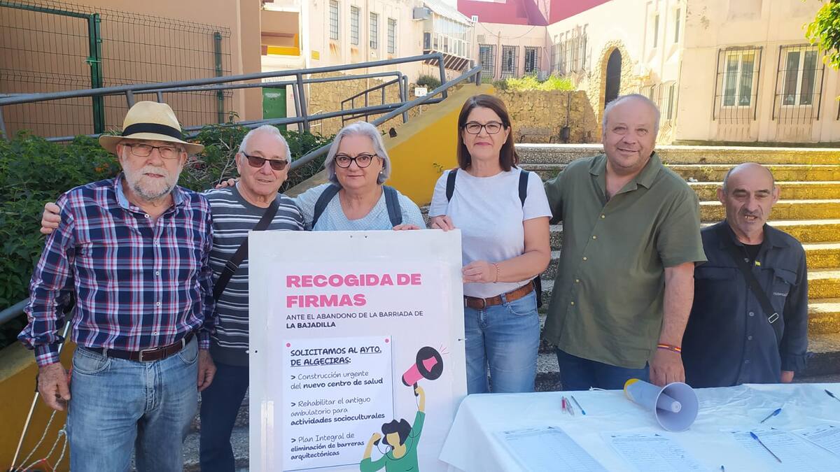 Izquierda Unida recoge firmas por el Centro de Salud de La Bajadilla