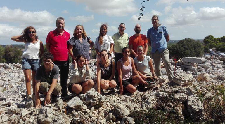 Las instituciones apoyan las excavaciones continuadas  de Amics del Museu de menorca en Torre d&#039;en Galmés.