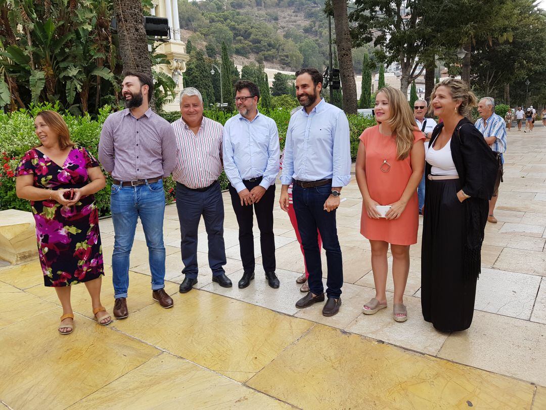 Daniel Pérez y miembros del PSOE en el Paseo del Parque