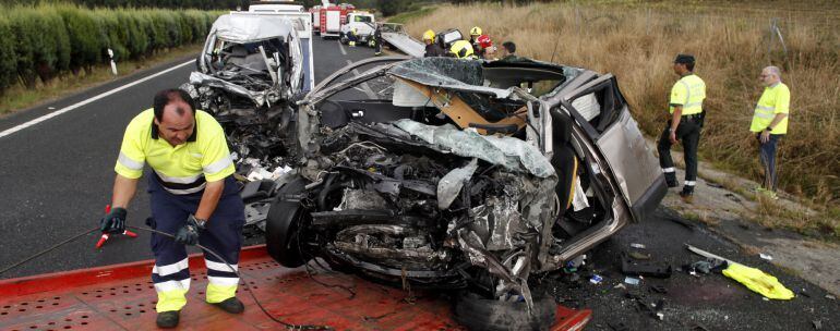 Un operario retira uno de los vehículos siniestrado en el accidente.