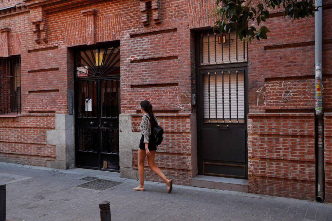 Fachada de la vivienda del barrio de Tetuán donde fue hallado el cadaver de la mujer asesinada.