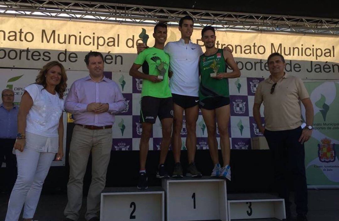 El atleta Jesús Gómez, en lo alto del podio.