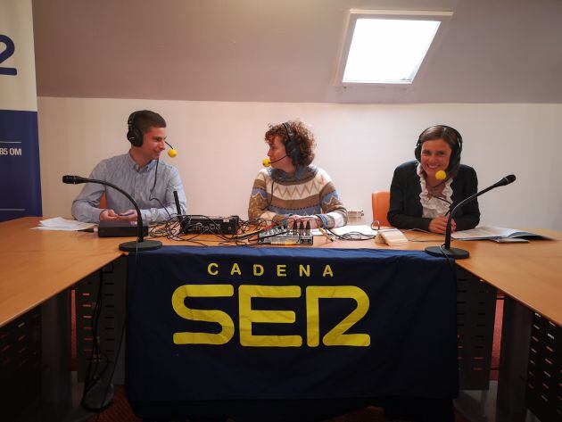 Sergio Castro y Paula Fernández junto a María Gutiérrez.