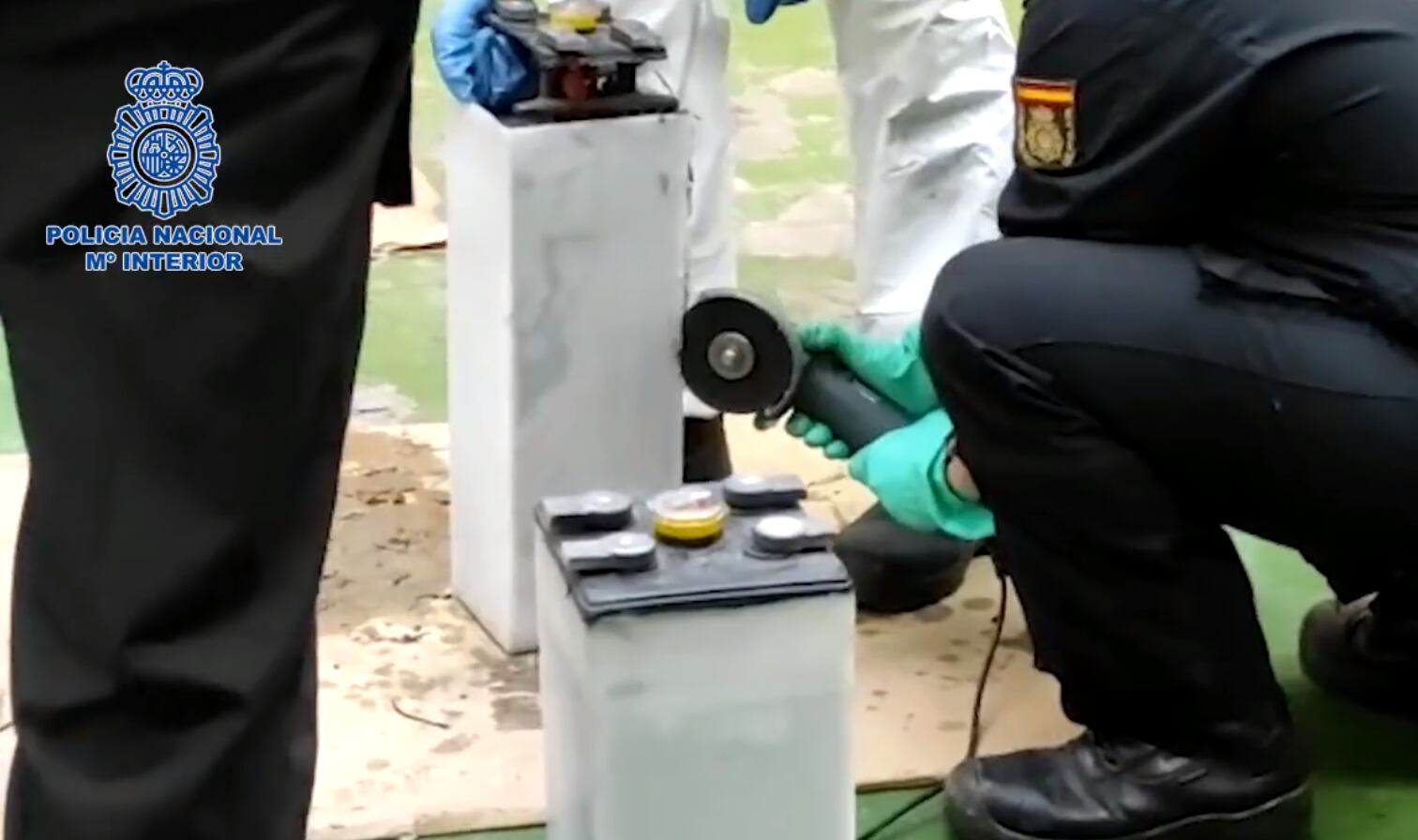 Agentes de la Policía Nacional inspeccionan las bases de los toros mecánicos donde una banda de narcotraficantes introducía droga