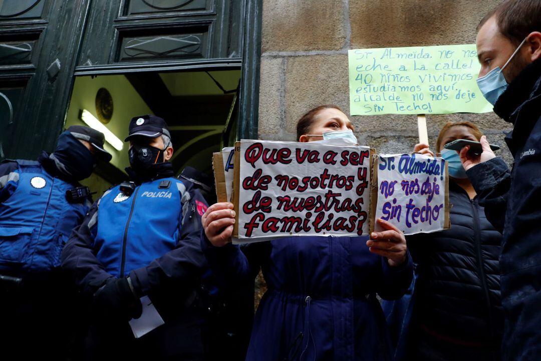 Vecinos muestran su apoyo durante una concentración celebrada en contra de un desahucio en Madrid, el pasado martes, en la calle Luna de Madrid.