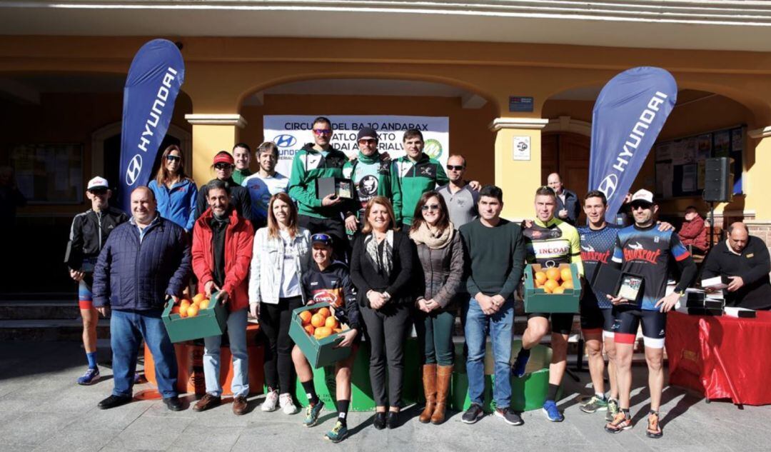 Cuadro de honor de la carrera con las autoridades.