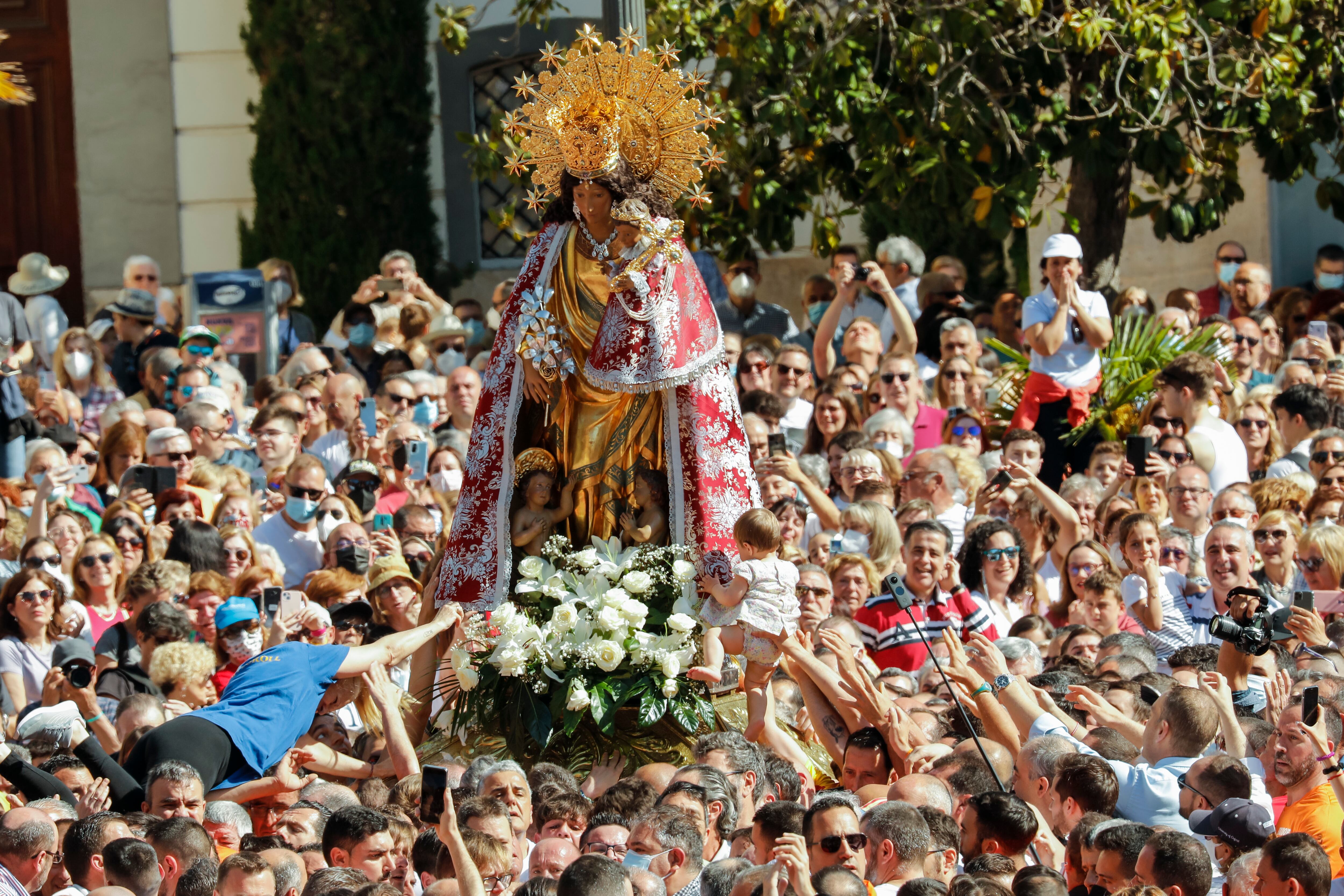 Tras tres años de parón por la pandemia, miles de valencianos han participado hoy en el tradicional traslado de la imagen de la Virgen de los Desamparados.