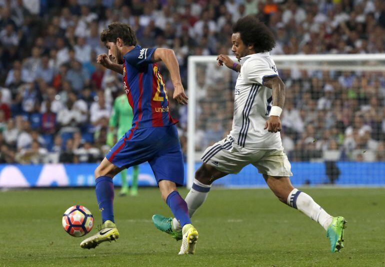 Marcelo disputa el balón con Sergi Roberto