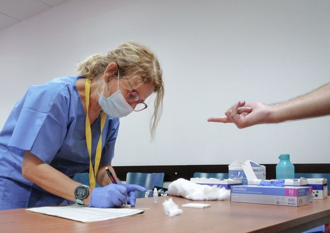 Una sanitaria toma una muestra de sangre de los test rápidos de Covid-19 que se realiza a los docentes, que afrontarán la actividad presencial en los centros escolares.