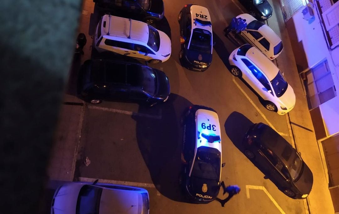 Van intervenir diferents patrulles de la policia nacional per detenir el pressumpte agressor a Andrea Dòria.