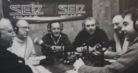 De izquierda a derecha: Domingo Luis Sanchez Miras; Juan Antonio León Treviño, José Luis López de Sancho, Javier Delgado -ex director de SER Ciudad Real- Isidro Sánchez y José Manuel Rodríguez Carretero, en la emblemática tertulia de "A vivir que son dos días" que coordinaba Santiago Amores