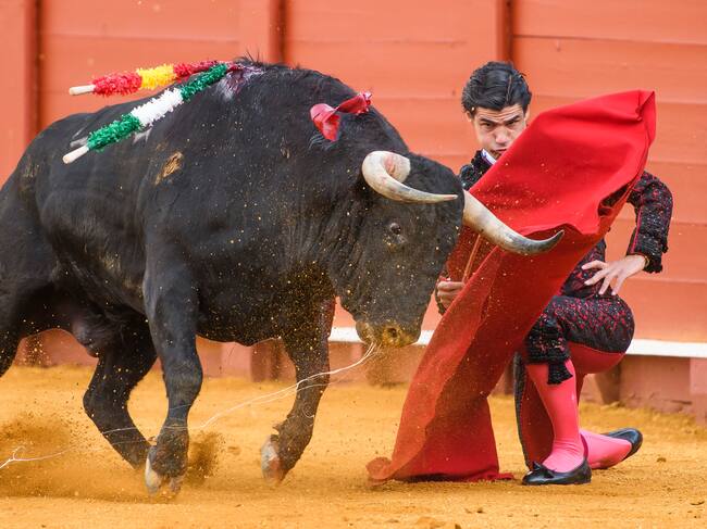 SEVILLA, 04/05/2022.- El diestro Pablo Aguado con su primer toro de la tarde en la Plaza de La Maestranza de Sevilla. EFE/ Raúl Caro