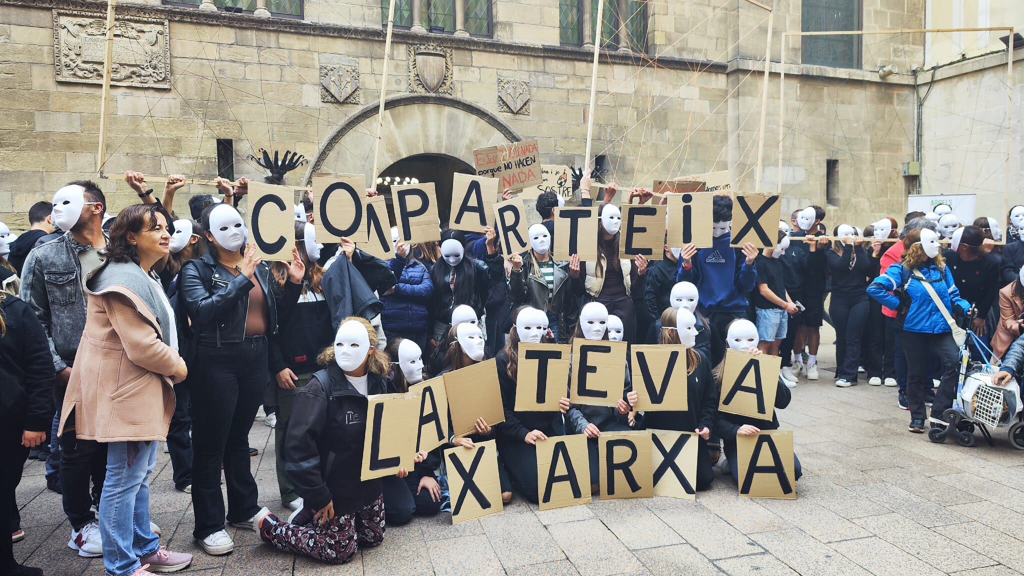 &quot;Comparteix la teva xarxa&quot; amb els participants en la performance contra el sensellarisme aquest dijous a la Plaça Paeria de Lleida.