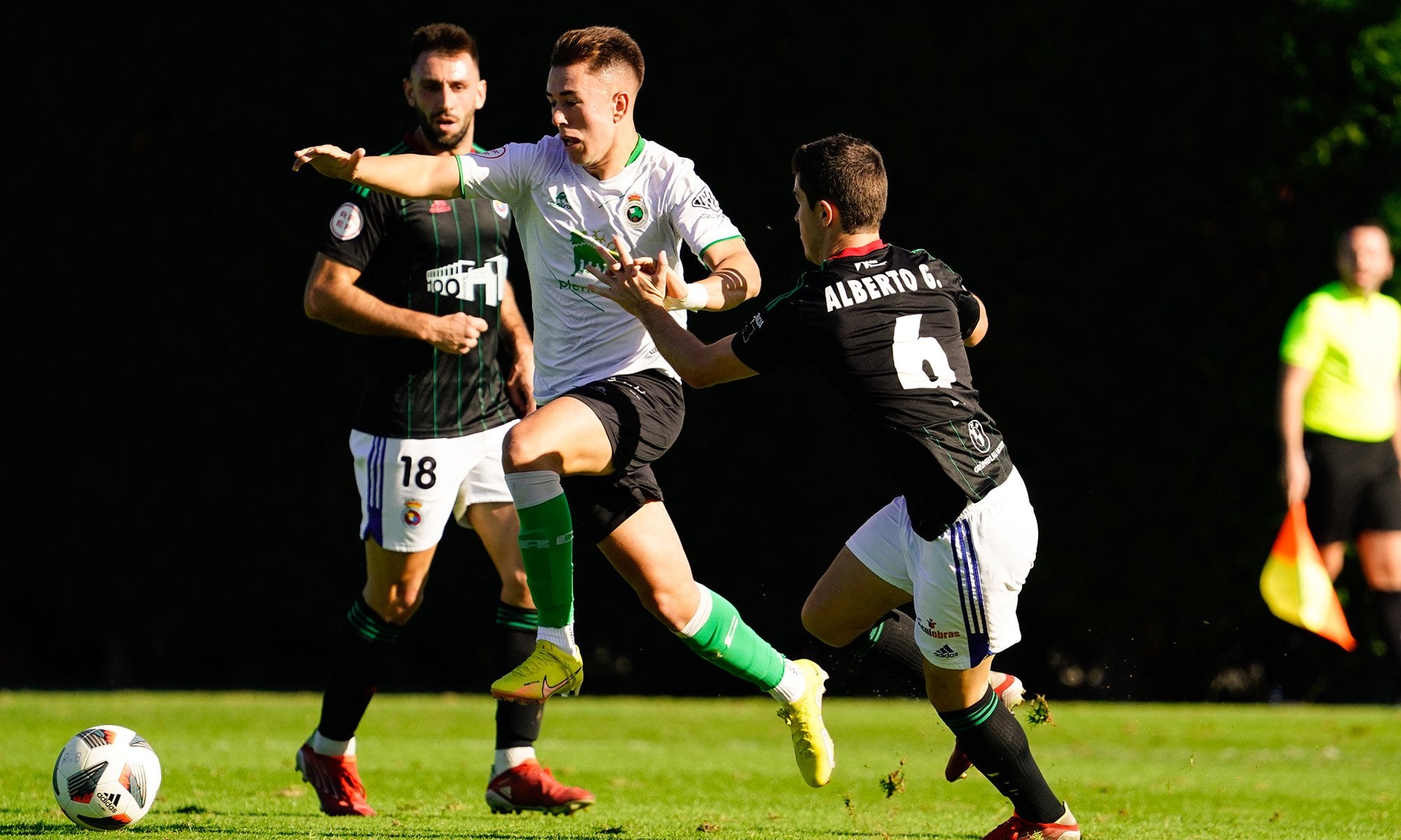 Diego Campos (Rayo), ante Alberto y Javi Cobo (Gimnástica)
