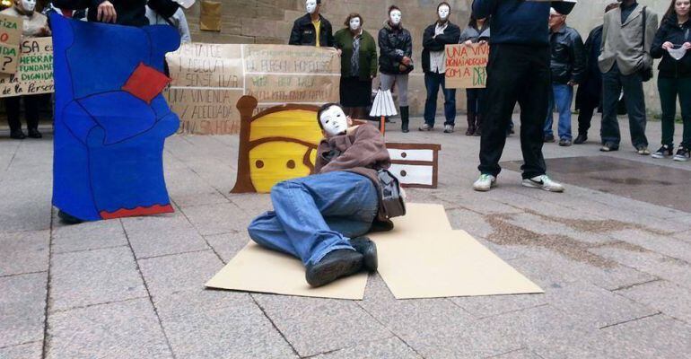 Imatge de la performance que va organitzar la Fundació Arrels amb motiu del dia de les persones sense llar a la plaça Paeria