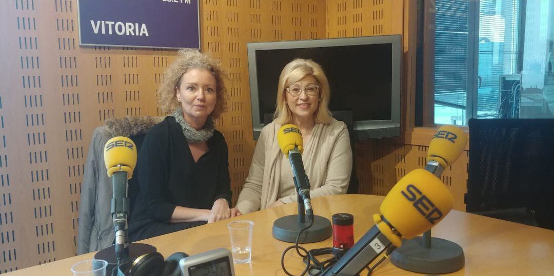 Belén Fuentes y Esperanza Gómez de la Iglesia en los estudios de SER Vitoria.